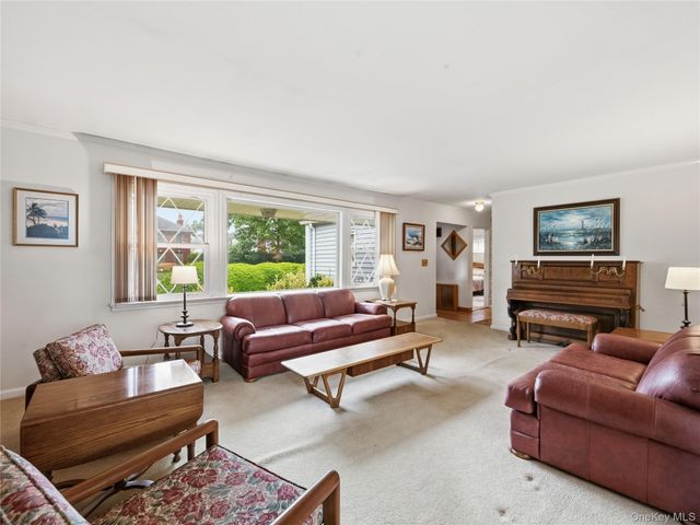 75 Stratford Avenue, Garden City, NY 11530