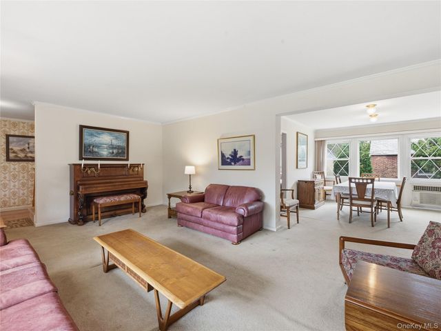 75 Stratford Avenue, Garden City, NY 11530