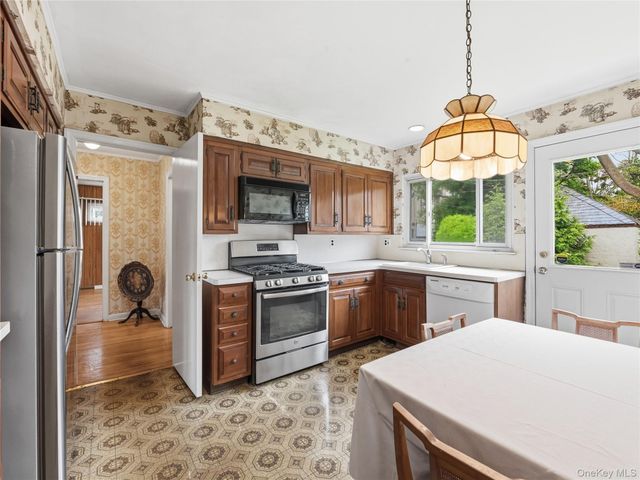 75 Stratford Avenue, Garden City, NY 11530