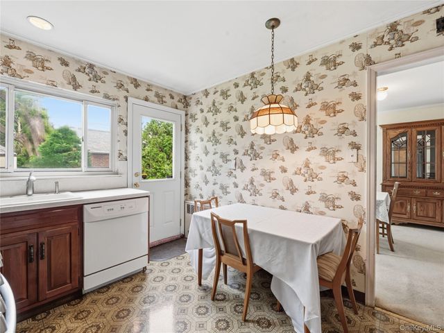 75 Stratford Avenue, Garden City, NY 11530