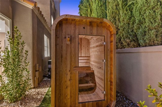 8371 Plum Creek Court, Las Vegas, NV 89113