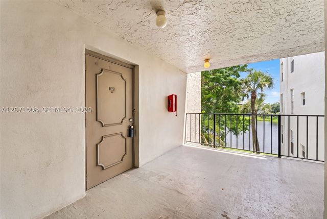 9440 Poinciana Pl 302, Davie, FL 33324