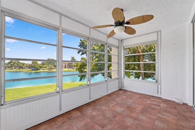9440 Poinciana Pl 302, Davie, FL 33324