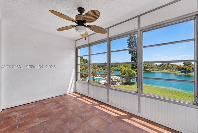 9440 Poinciana Pl 302, Davie, FL 33324