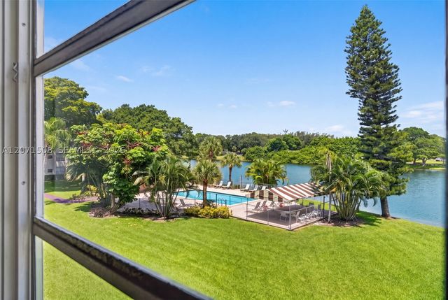 9440 Poinciana Pl 302, Davie, FL 33324