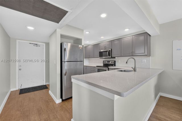 9440 Poinciana Pl 302, Davie, FL 33324