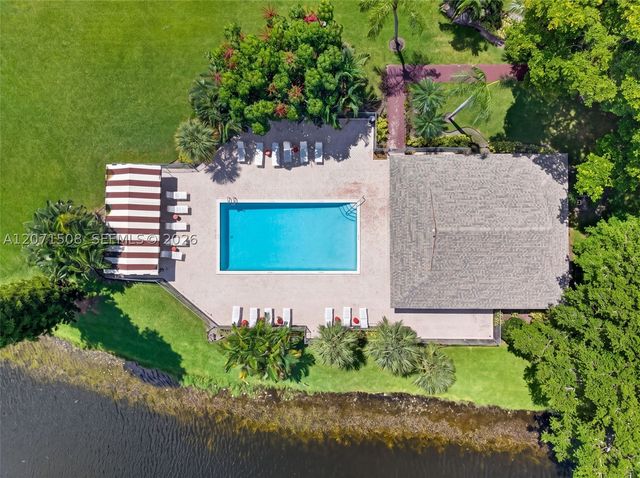 9440 Poinciana Pl 302, Davie, FL 33324