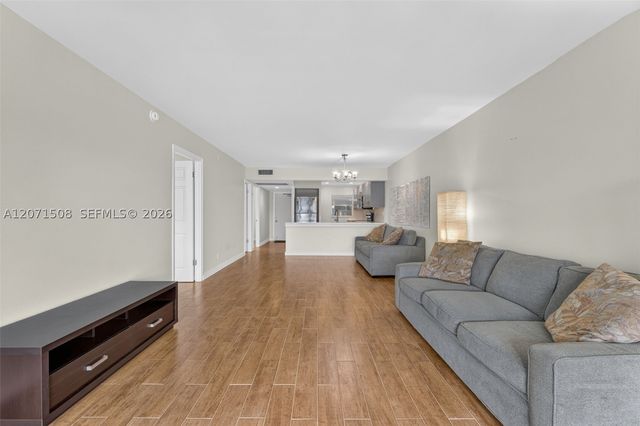 9440 Poinciana Pl 302, Davie, FL 33324
