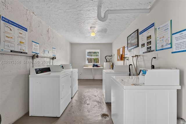 9440 Poinciana Pl 302, Davie, FL 33324