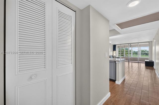 9440 Poinciana Pl 302, Davie, FL 33324
