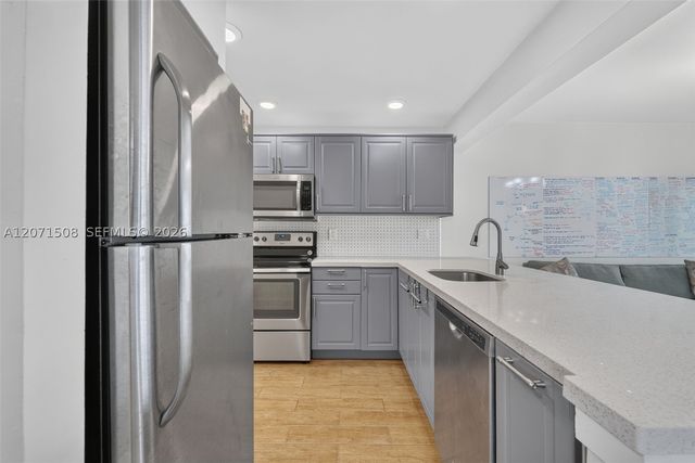 9440 Poinciana Pl 302, Davie, FL 33324