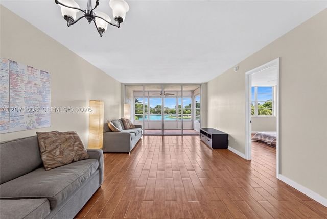 9440 Poinciana Pl 302, Davie, FL 33324