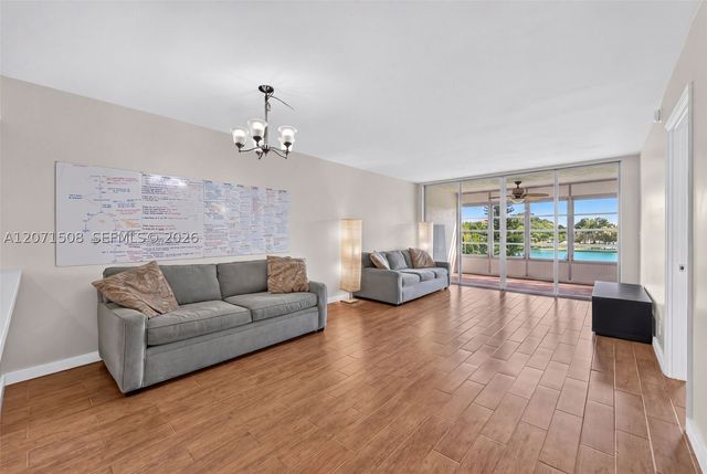 9440 Poinciana Pl 302, Davie, FL 33324