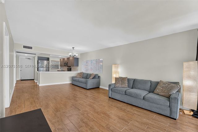 9440 Poinciana Pl 302, Davie, FL 33324