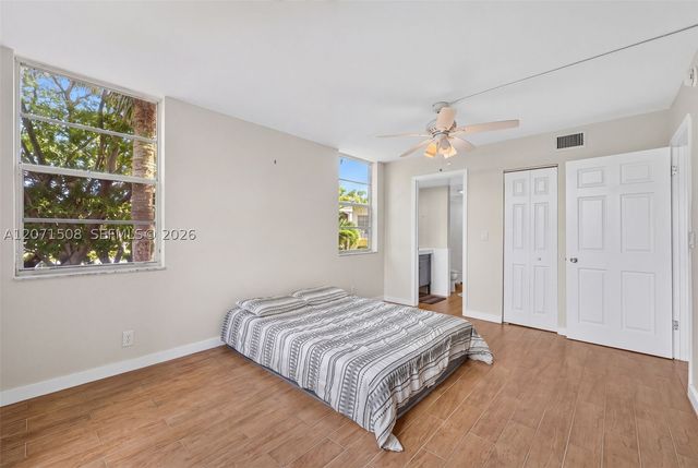 9440 Poinciana Pl 302, Davie, FL 33324