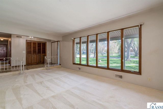 1605 Sherwood Drive, North Mankato, MN 56003
