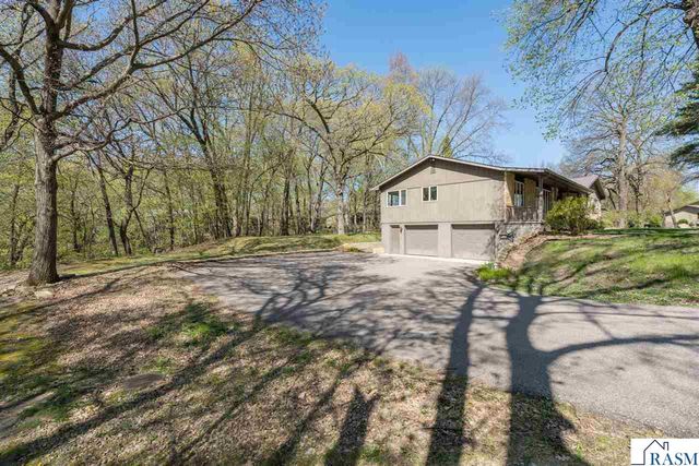 1605 Sherwood Drive, North Mankato, MN 56003