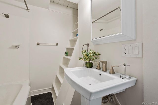 10 Albertson Street, Hyde Park, NY 12538