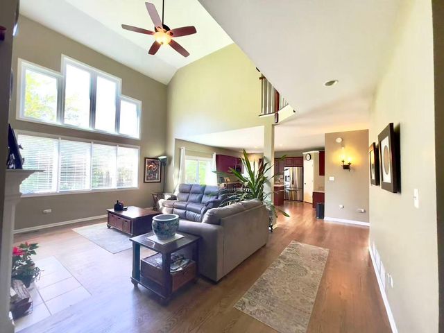 2404 Comstock Court, Naperville, IL 60564