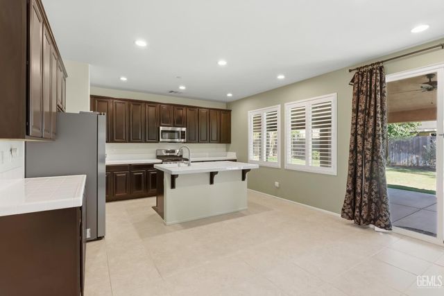 15717 La Strada Court, Bakersfield, CA 93314