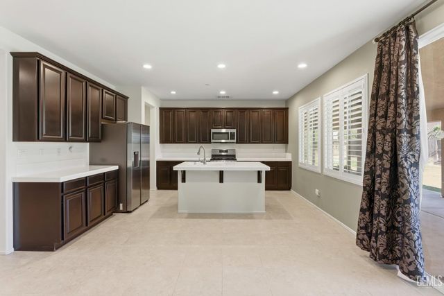 15717 La Strada Court, Bakersfield, CA 93314