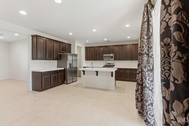 15717 La Strada Court, Bakersfield, CA 93314