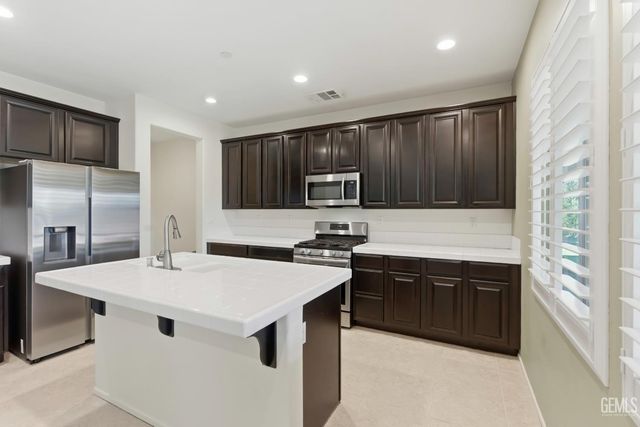 15717 La Strada Court, Bakersfield, CA 93314
