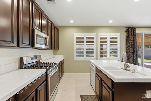 15717 La Strada Court, Bakersfield, CA 93314