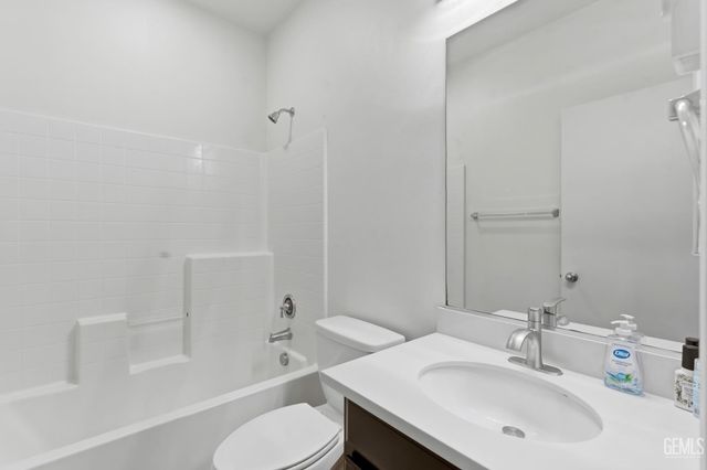 15717 La Strada Court, Bakersfield, CA 93314