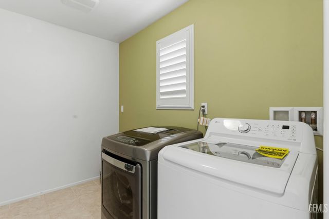 15717 La Strada Court, Bakersfield, CA 93314