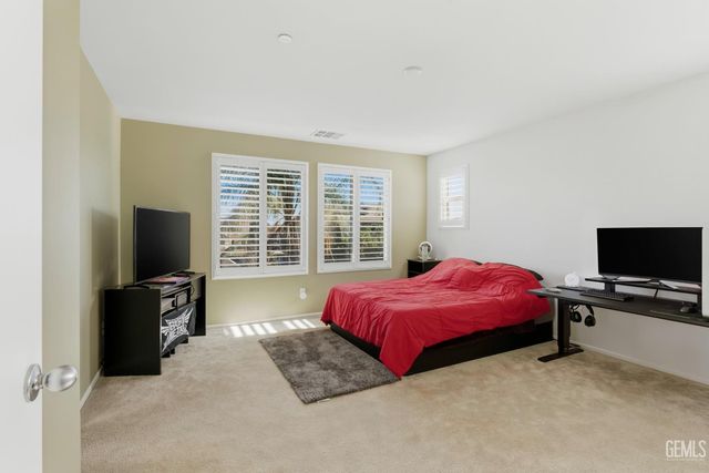 15717 La Strada Court, Bakersfield, CA 93314
