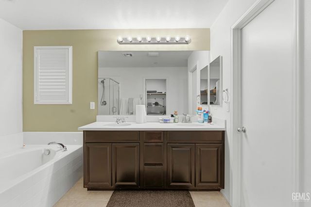 15717 La Strada Court, Bakersfield, CA 93314