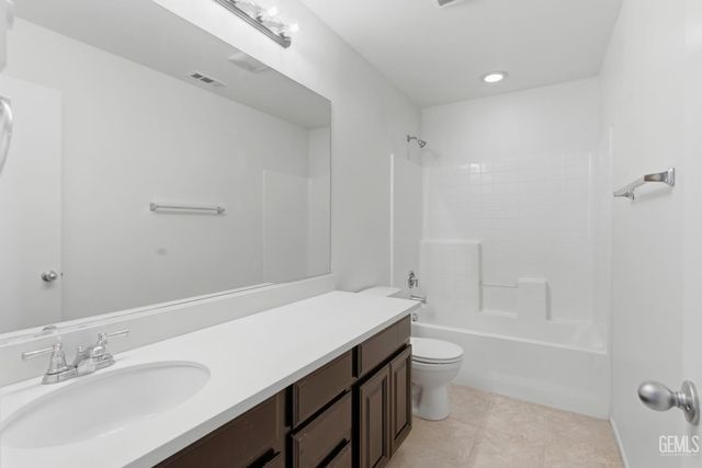 15717 La Strada Court, Bakersfield, CA 93314
