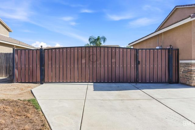 15717 La Strada Court, Bakersfield, CA 93314