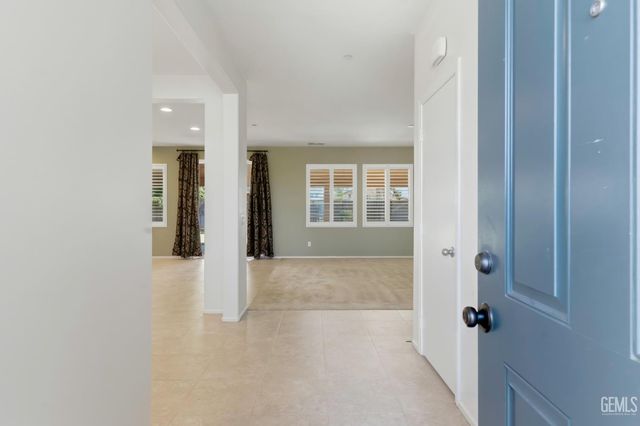 15717 La Strada Court, Bakersfield, CA 93314