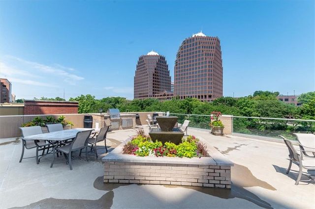 4545 Wornall Road 400, Kansas City, MO 64111