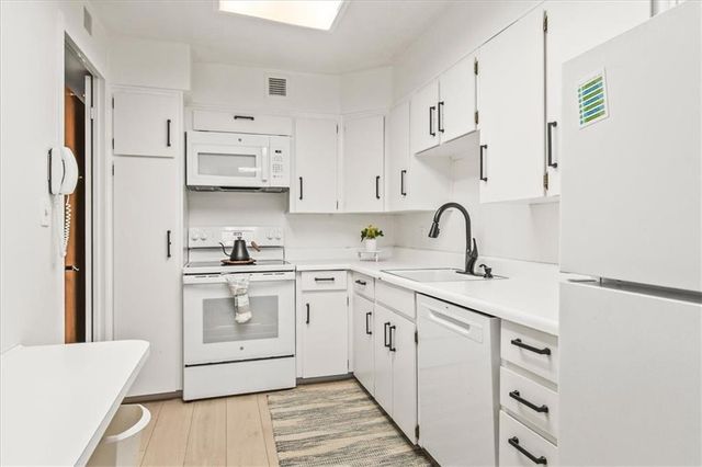 4545 Wornall Road 400, Kansas City, MO 64111
