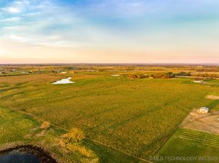 2 S 720 Road, Wagoner, OK 74467