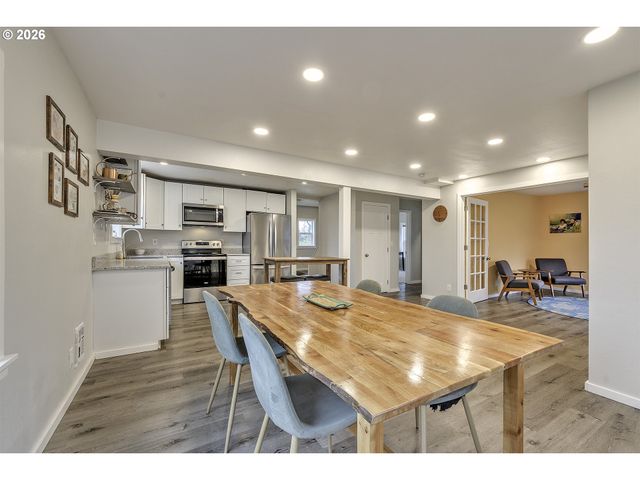 715 S 8TH Ave, Cornelius, OR 97113