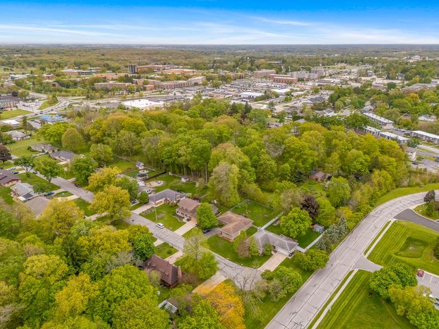 203 Mayfield Avenue, Valparaiso, IN 46383