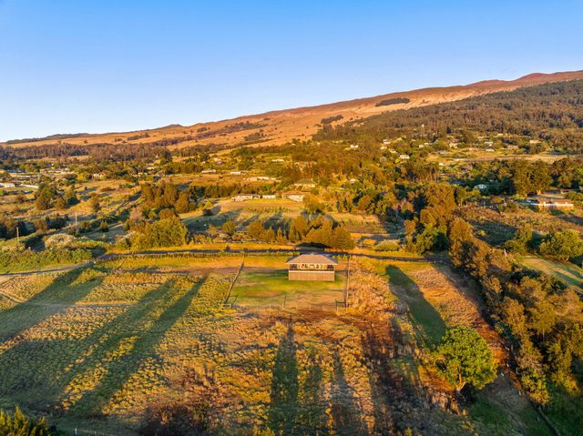 909 Copp Rd, Kula, HI 96790