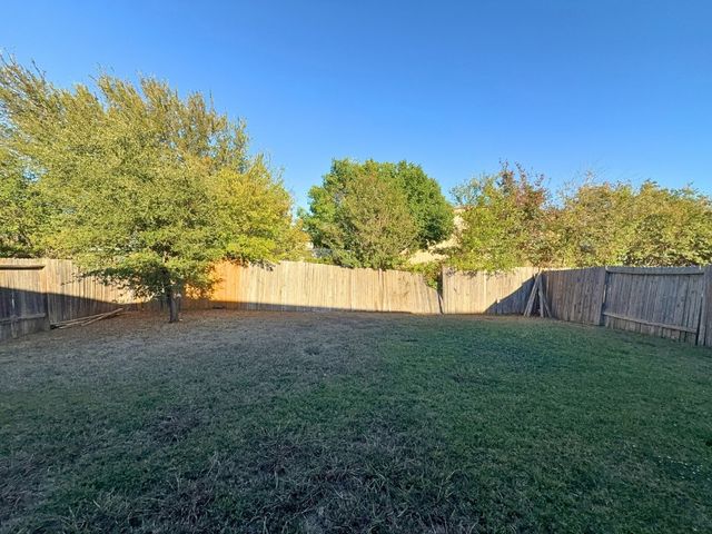 10009 Iron Ridge Drive, Fort Worth, TX 76140