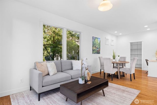 2057 E Beaver Lake Drive SE, Sammamish, WA 98075