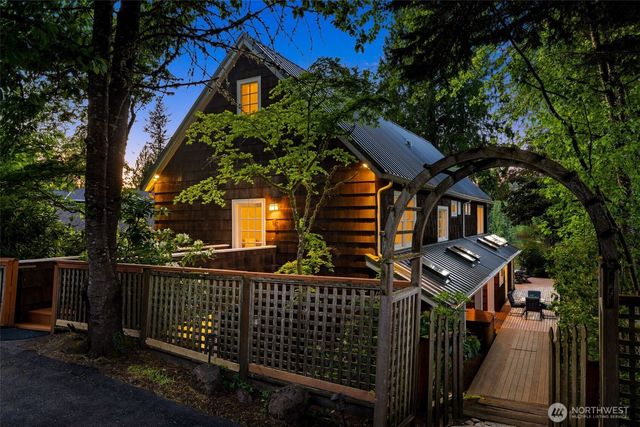 2057 E Beaver Lake Drive SE, Sammamish, WA 98075