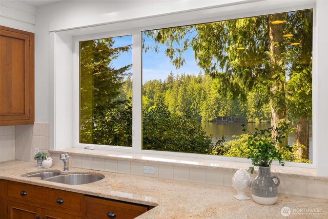 2057 E Beaver Lake Drive SE, Sammamish, WA 98075