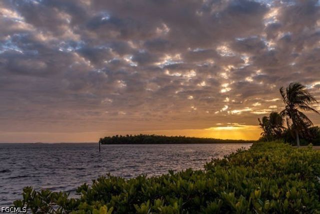 1825 SE 12th TER, Cape Coral, FL 33990