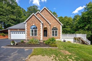 3 Flagg Dr, Leicester, MA 01524