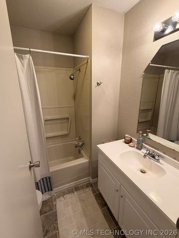 1811 W Broadway Street, Collinsville, OK 74021
