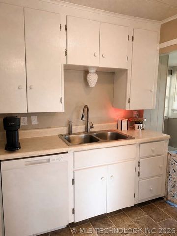 1811 W Broadway Street, Collinsville, OK 74021