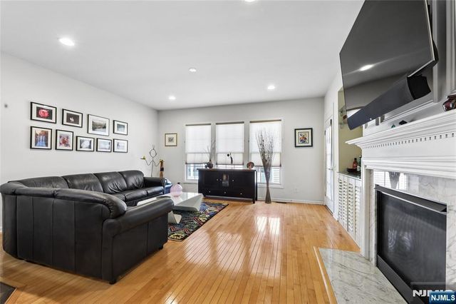 8 Yorktown Lane 704, Totowa, NJ 07512